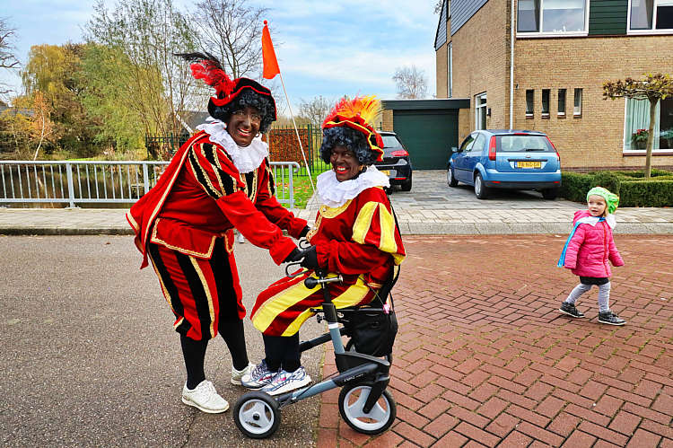 Aankomst van de Sint en zijn Zwarte Pieten in Waarder_040